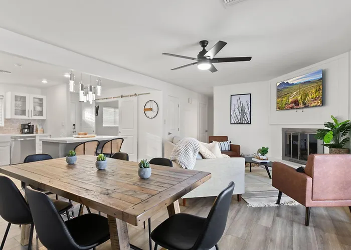 Old Town Oasis Wheated Pool, Hot Tub, & Fire Pit Holiday home *