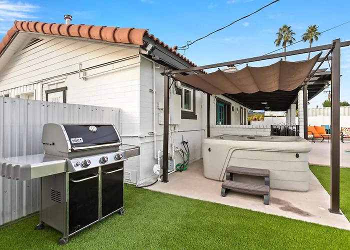 Old Town Oasis Wheated Pool, Hot Tub, & Fire Pit Holiday home