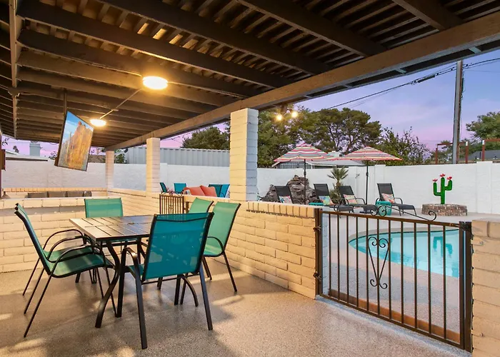 Old Town Oasis Wheated Pool, Hot Tub, & Fire Pit Holiday home *