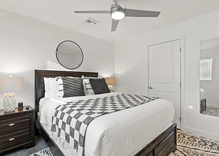 Old Town Oasis Wheated Pool, Hot Tub, & Fire Pit Holiday home Scottsdale