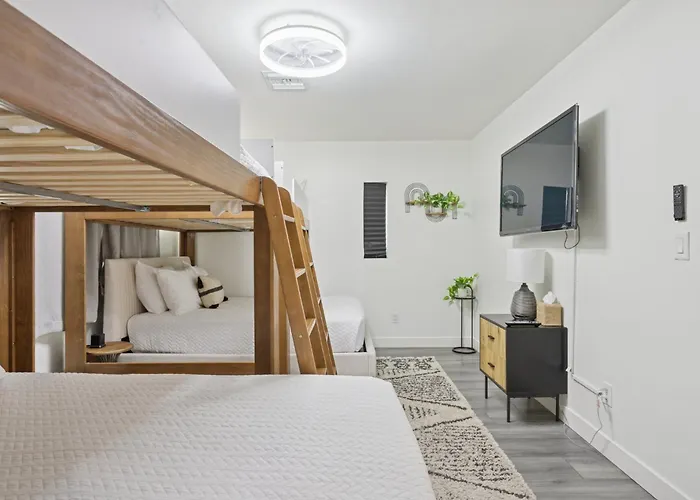 Old Town Oasis Wheated Pool, Hot Tub, & Fire Pit Holiday home Scottsdale